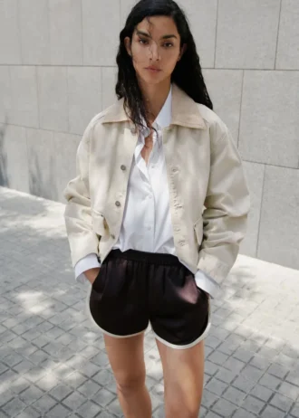 Short avec bordure contrastée