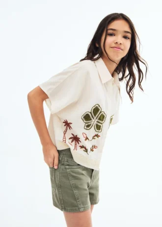 Short avec détails de coutures