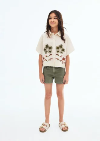 Short avec détails de coutures
