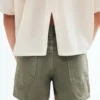 Short avec détails de coutures