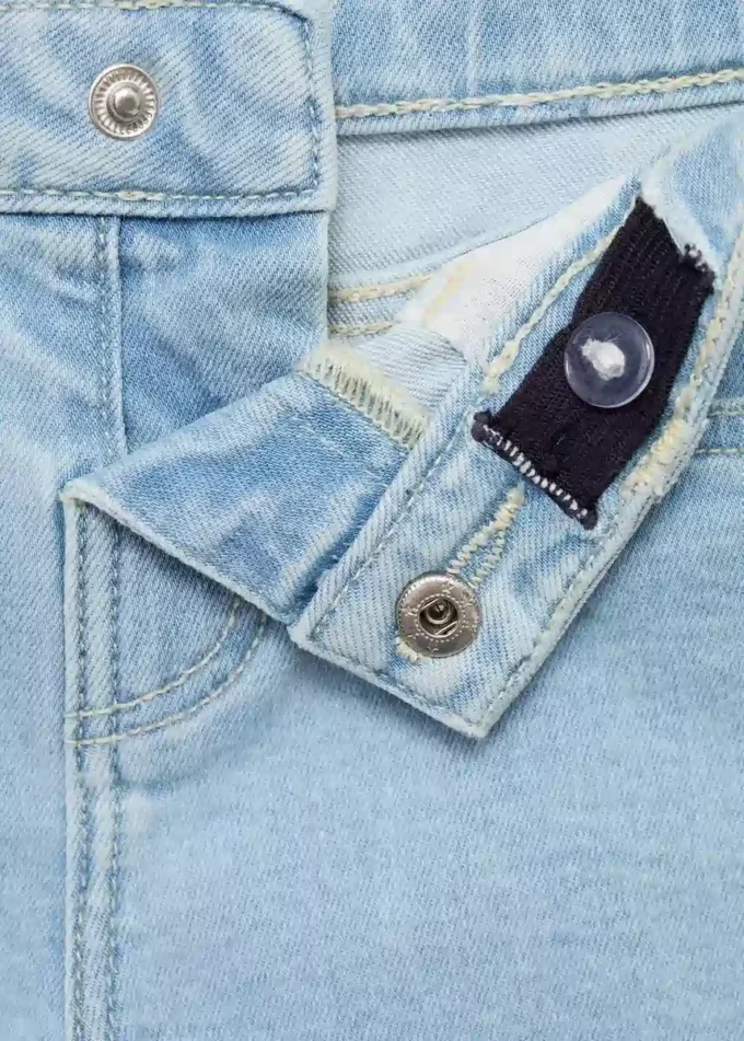 Short en denim à ourlet effiloché Short en denim à ourlet effiloché