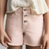 Short en denim à ourlet effiloché Short en denim à ourlet effiloché