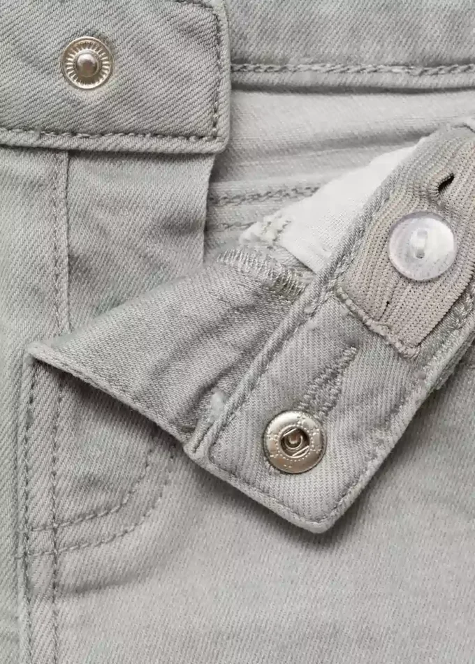 Short en denim à ourlet effiloché Short en denim à ourlet effiloché
