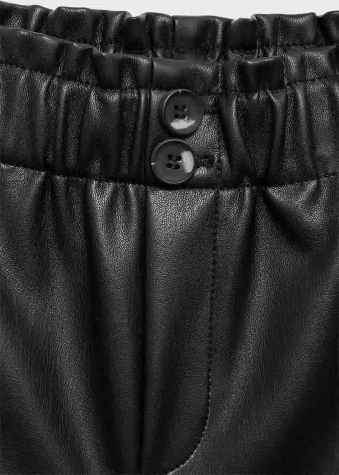 Short en simili cuir