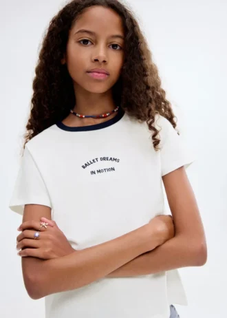 T-shirt avec col contrasté brodé