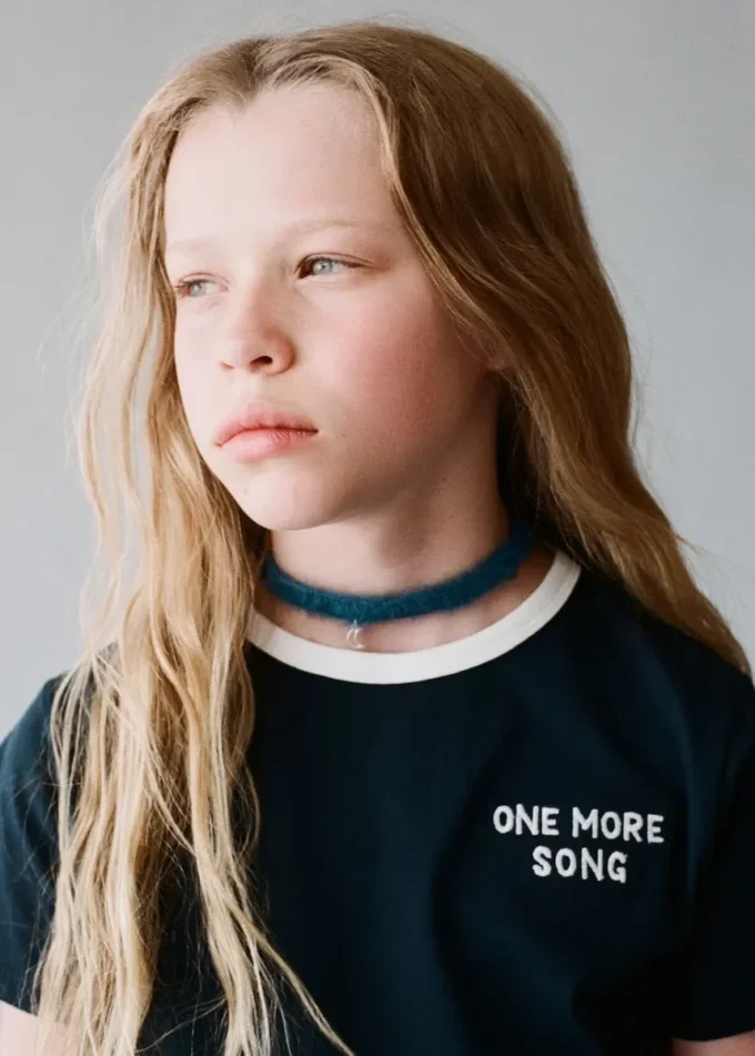 T-shirt avec col contrasté brodé