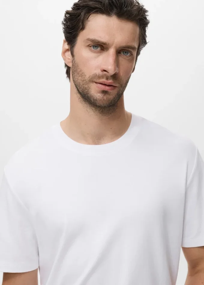 T-shirt de poids moyen et coupe classique