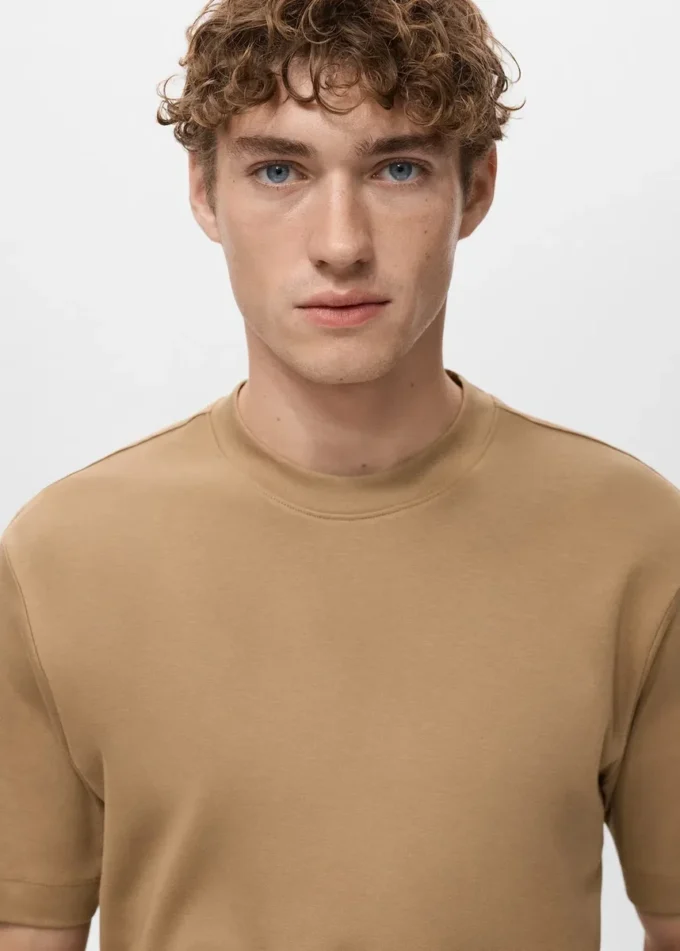 T-shirt de poids moyen et coupe classique