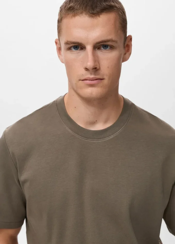 T-shirt de poids moyen et coupe classique