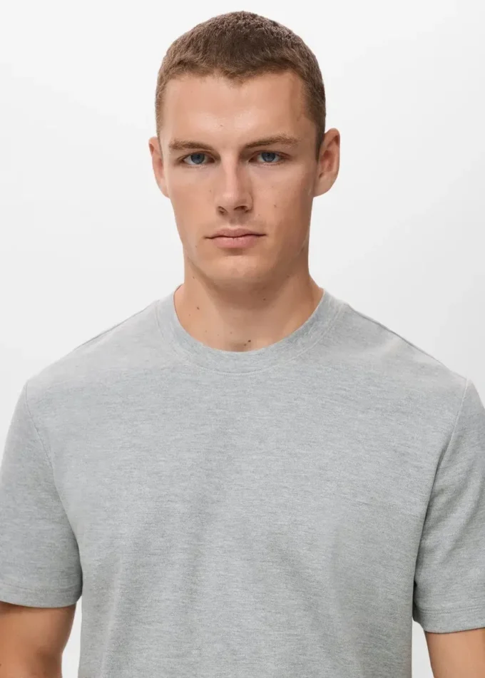 T-shirt de poids moyen et coupe classique