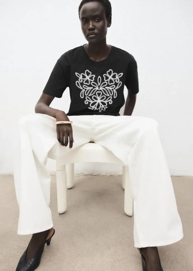 T-shirt en coton brodé de fleurs