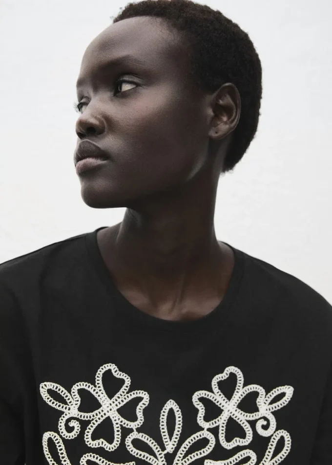 T-shirt en coton brodé de fleurs