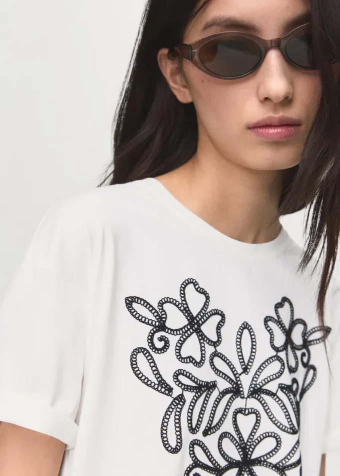 T-shirt en coton brodé de fleurs