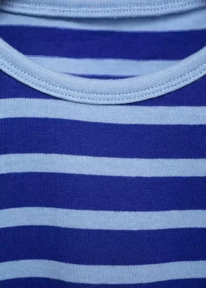 T-shirt rayé avec découpe