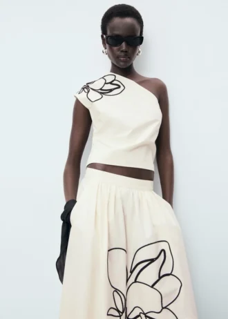 Top asymétrique brodé de fleurs