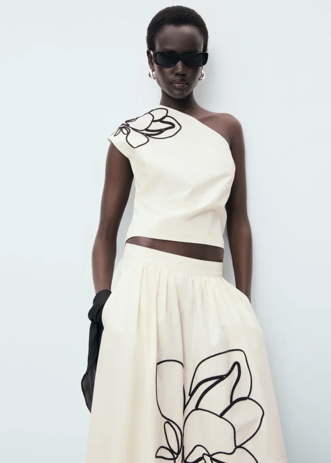 Top asymétrique brodé de fleurs