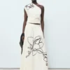 Top asymétrique brodé de fleurs