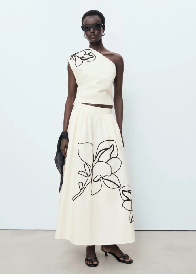Top asymétrique brodé de fleurs