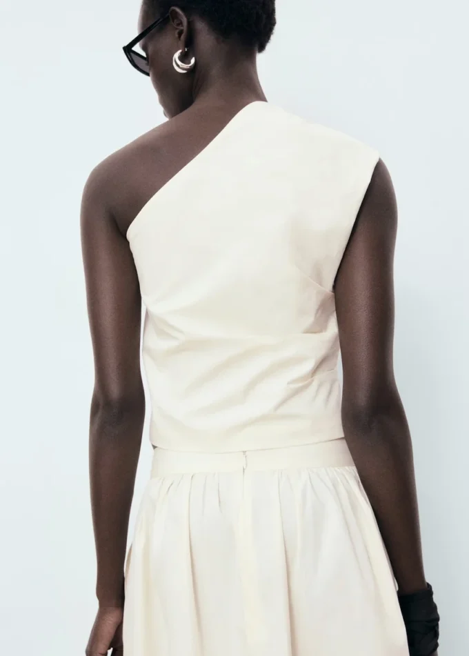 Top asymétrique brodé de fleurs