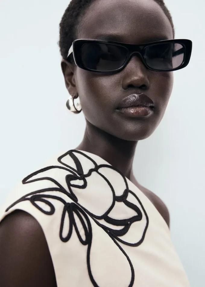 Top asymétrique brodé de fleurs