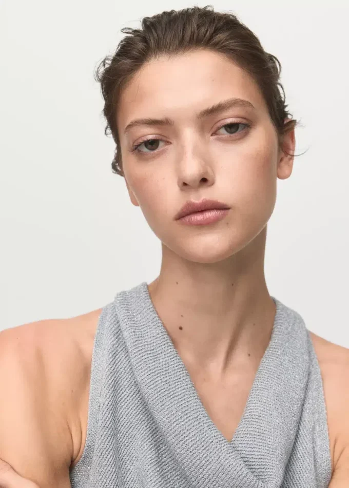 Top en maille lurex avec encolure drapée.