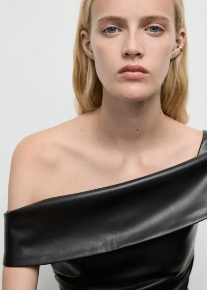 Top en simili cuir à épaules dénudées