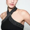 Top à paillettes et encolure dos nu