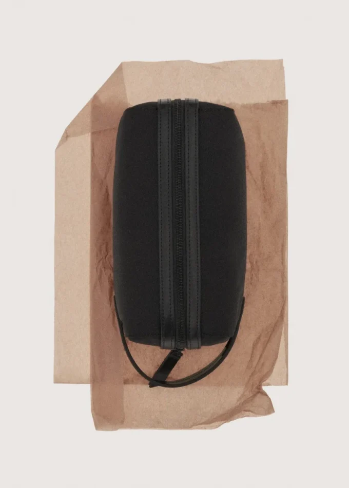 Trousse de toilette avec détails en cuir