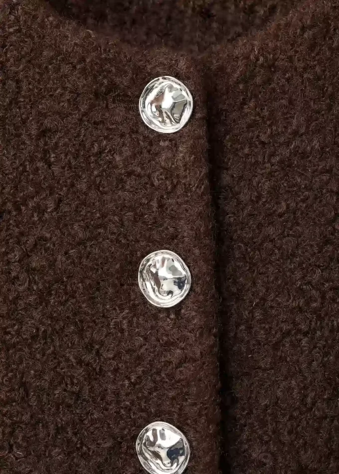 Veste bouclée avec boutons bijoux
