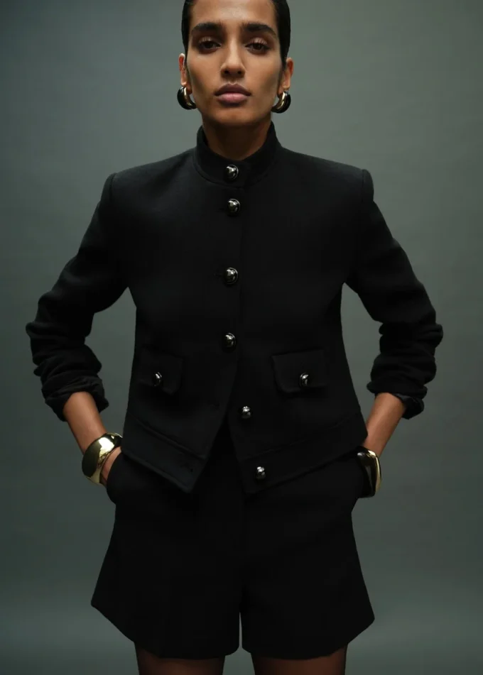 Veste à col montant et boutons bijoux