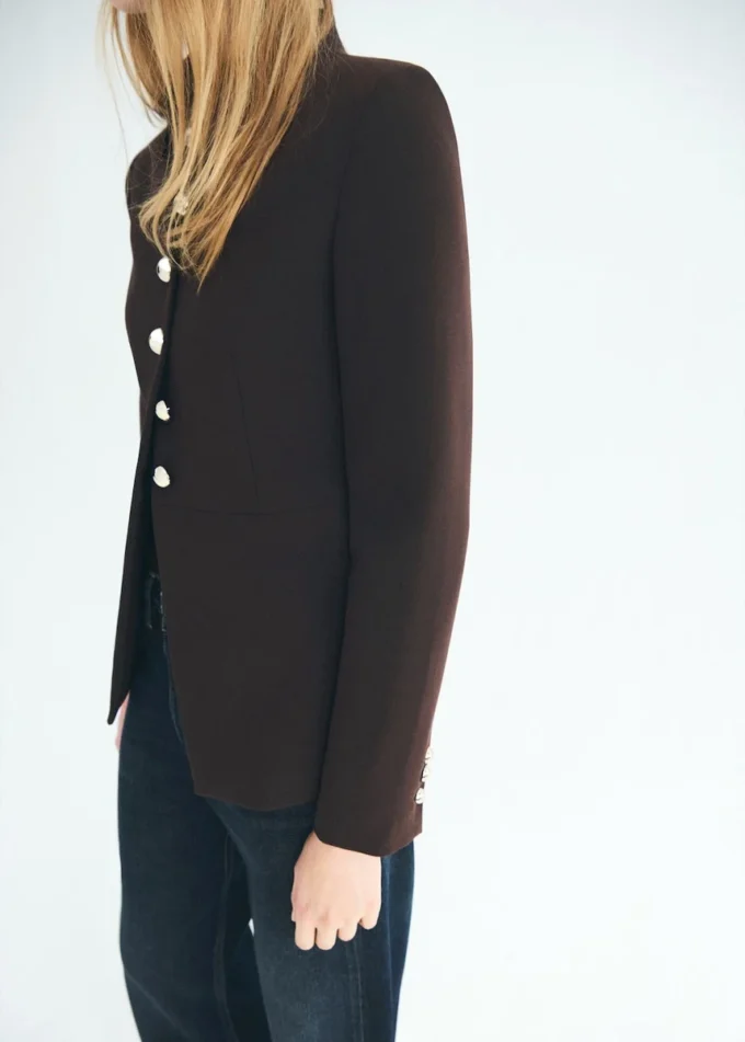 Veste à col montant et boutons bijoux