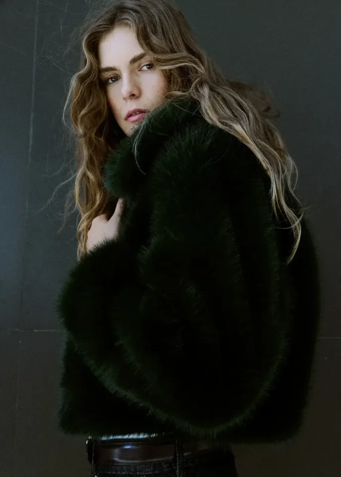 Veste courte en fausse fourrure
