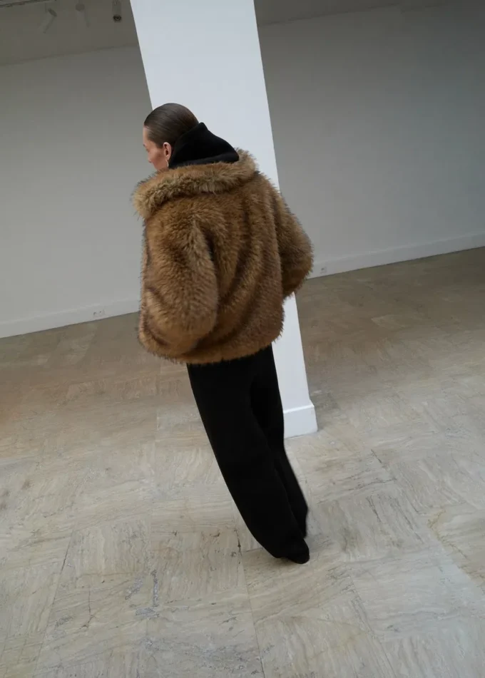 Veste en fausse fourrure avec revers