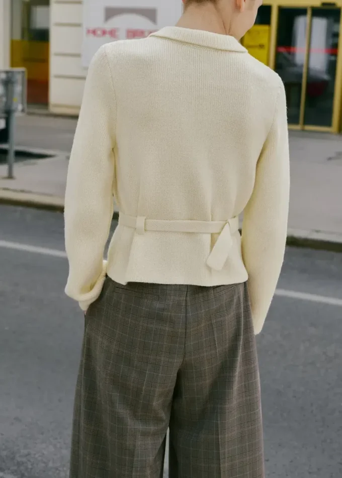 Veste en maille avec ceinture et boucle
