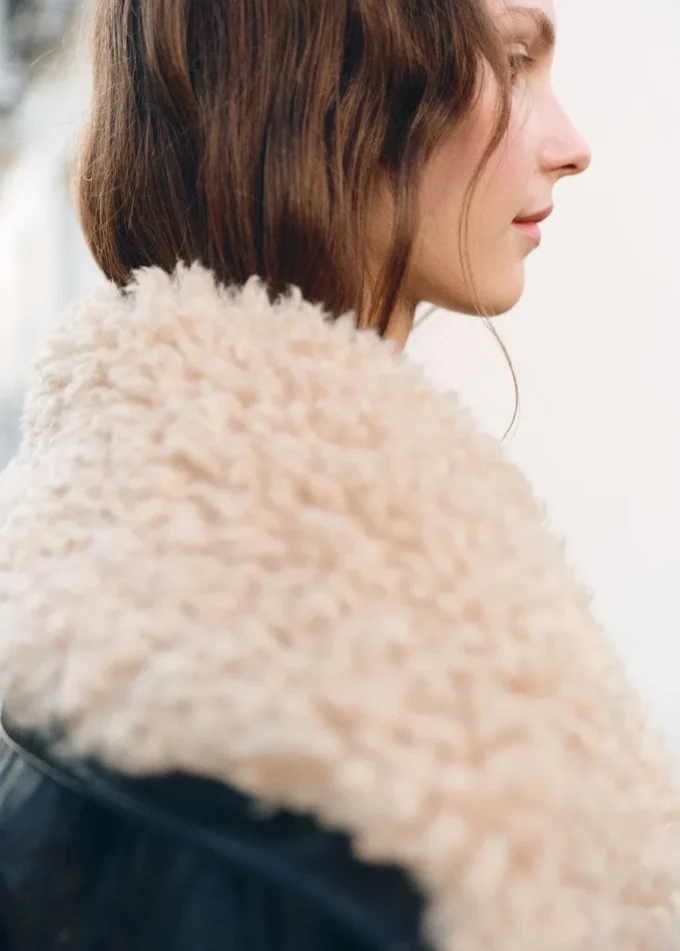 Veste en simili cuir avec col en peau lainée